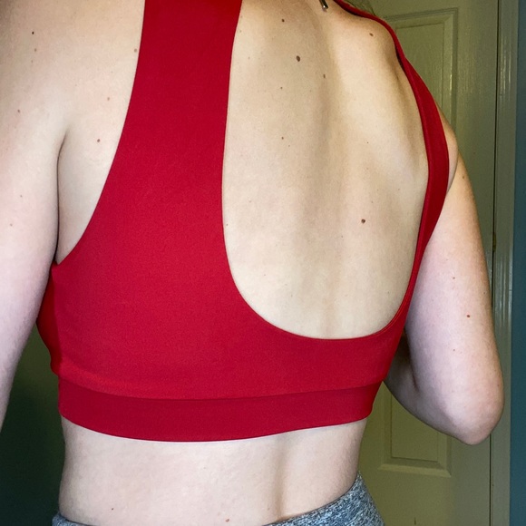 Red keyhole top from Garage - Picture 2 of 3